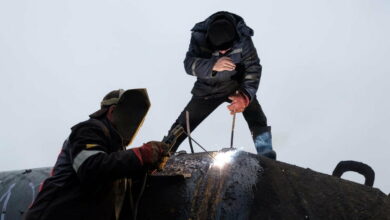 Коммунальщики чинят водопровод