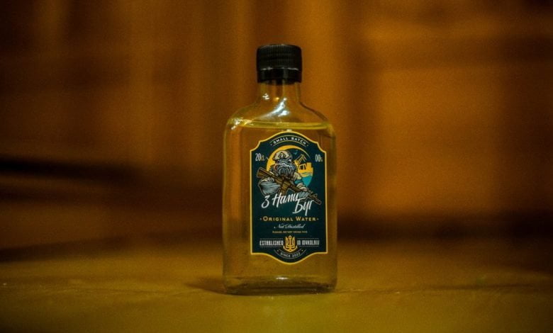 Бутылка соленой воды из Николаева. Фото: Светлана Вовк/Суспільне Николаев