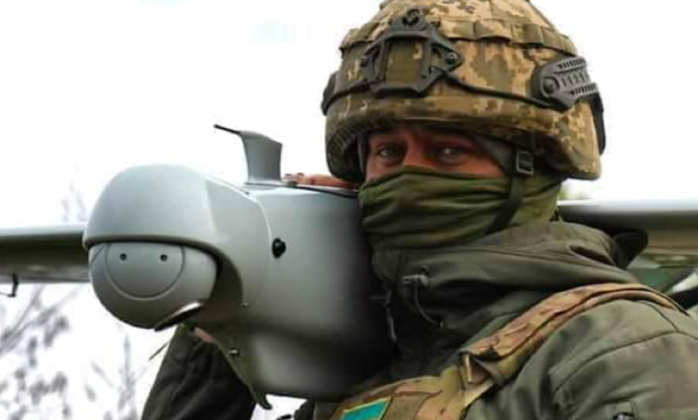 боец ВСУ с беспилотником