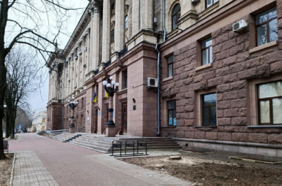 перед горсоветом спилили голубые ели