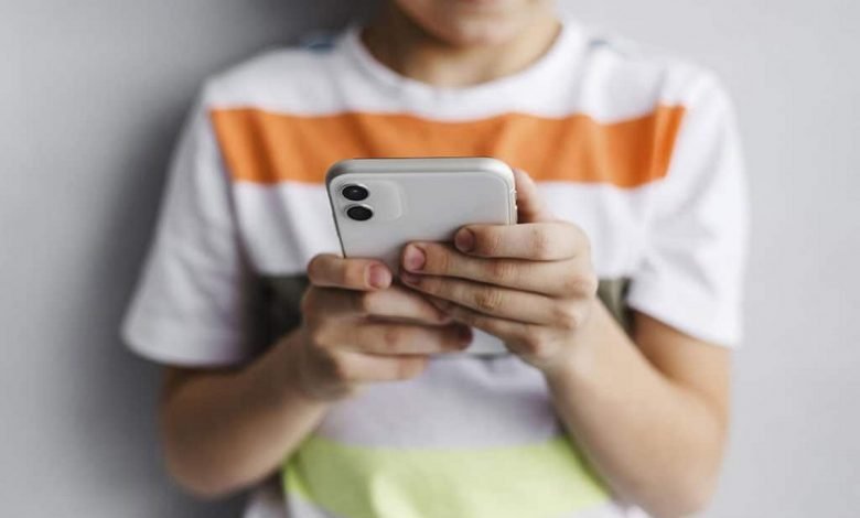 ребёнок с телефоном