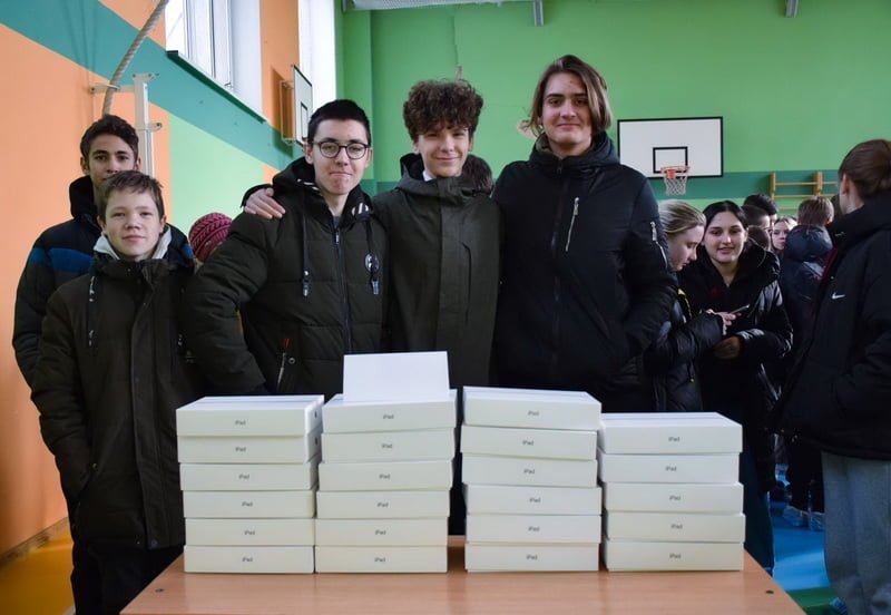 ученикам и учителям двух заведений Николаевской области передали 605 Apple iPad.