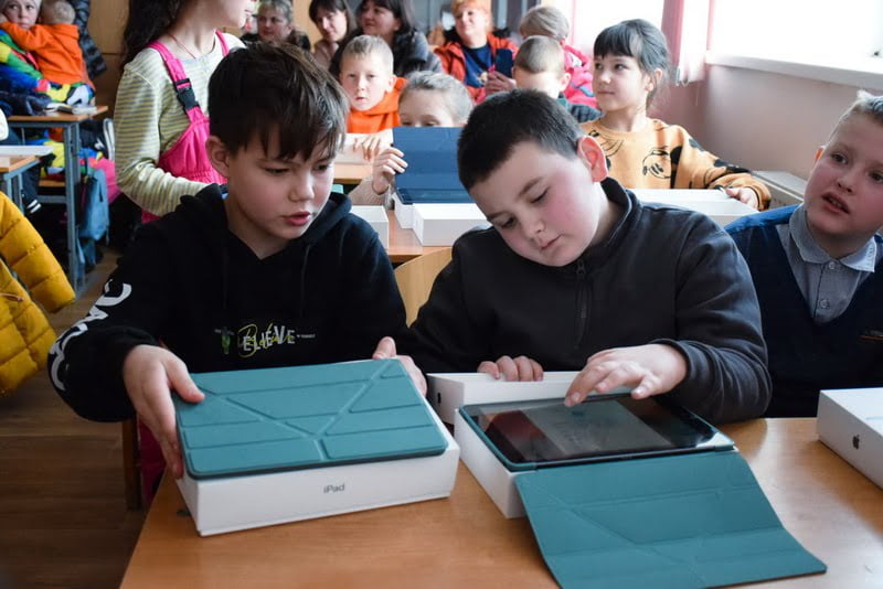 ученикам и учителям двух заведений Николаевской области передали 605 Apple iPad.