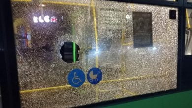 автобус, разбитое окно