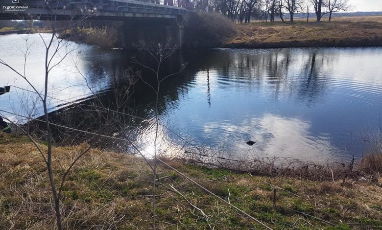 Тіло жінки в річці