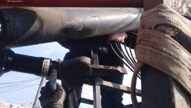 затисло руку