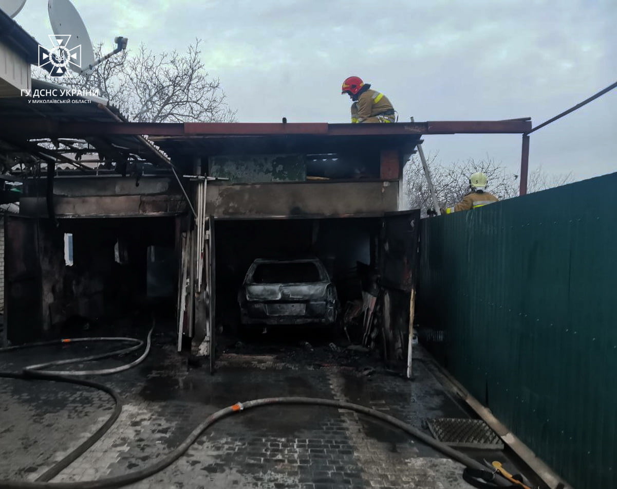 Пожар в Корабельном районе в гараже