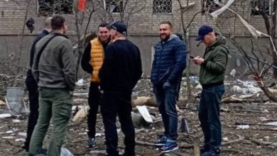 усміхнені Сєнкевич і Ко на місці обстрілу