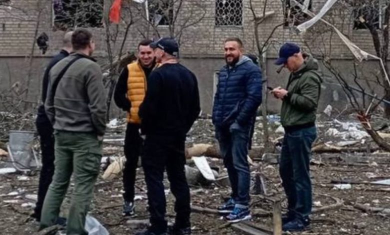 усміхнені Сєнкевич і Ко на місці обстрілу