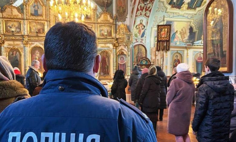 поліція в храмі