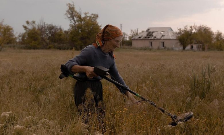 бабуся розміновує поле