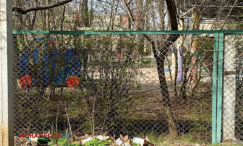 сміття під парканом дитсадка в Корабельному районі