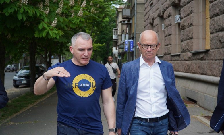 посол Королівства Данії Олє Міккельсен з Миколаївським міським головою Олександром Сєнкевичем.