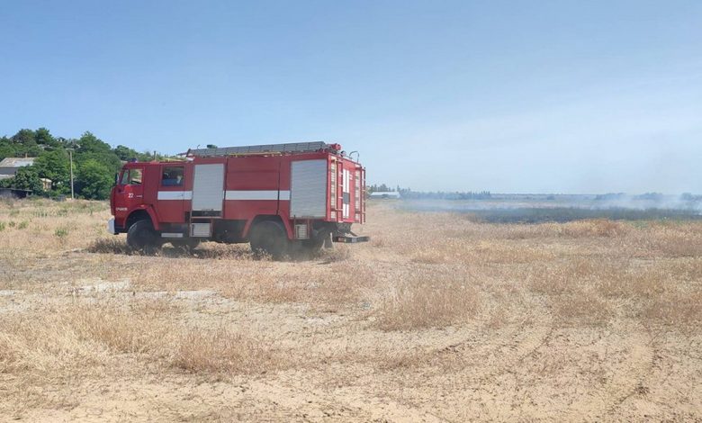 пожежа, ДСНС, обстріли, горить поле