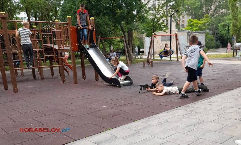 На дитячому майданчику в Корабельному районі