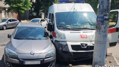 швидка врізалася у стовп