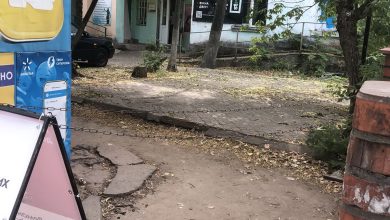 реклама и сухие листья в Корабельном районе