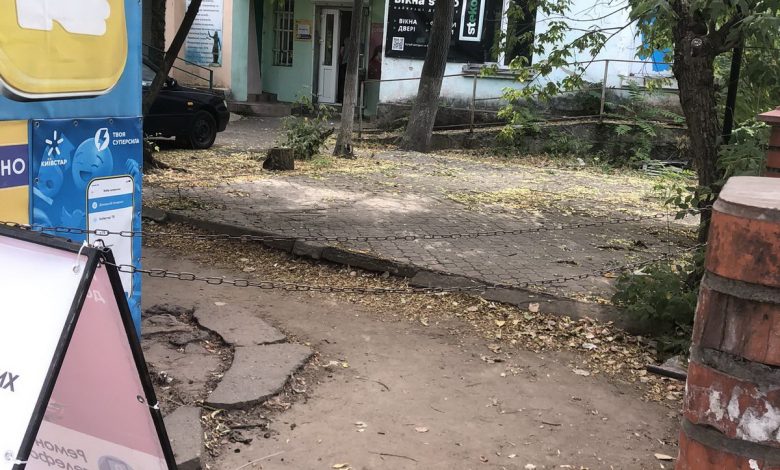 реклама и сухие листья в Корабельном районе