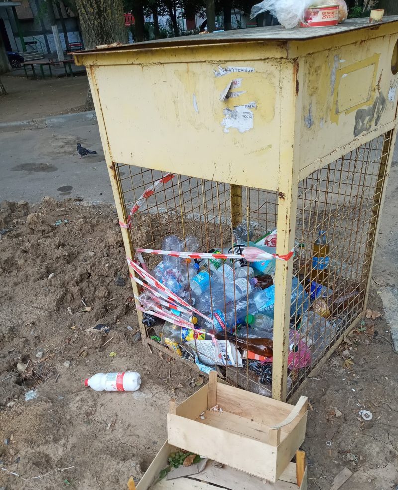 мусорний контейнер для пластику