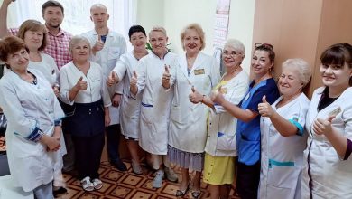 Олег Рекс (у білому халаті) та його колеги