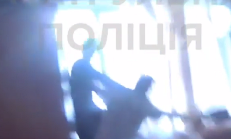 намагався вистрибнути у вікно