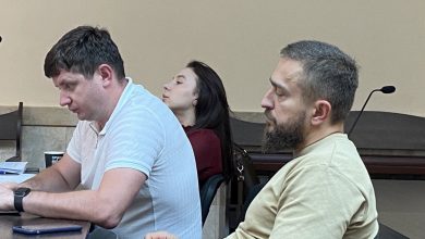 Сергій Коренєв (на першому плані) та його адвокати