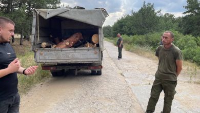 праворуч - затриманий працівник лісгоспу
