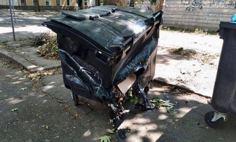 знищений контейнер для сміття