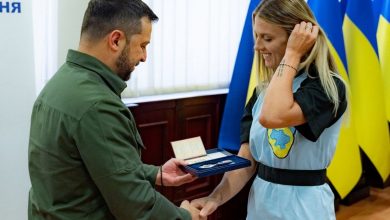 Володимир Зеленський нагороджує Ольгу Харлан