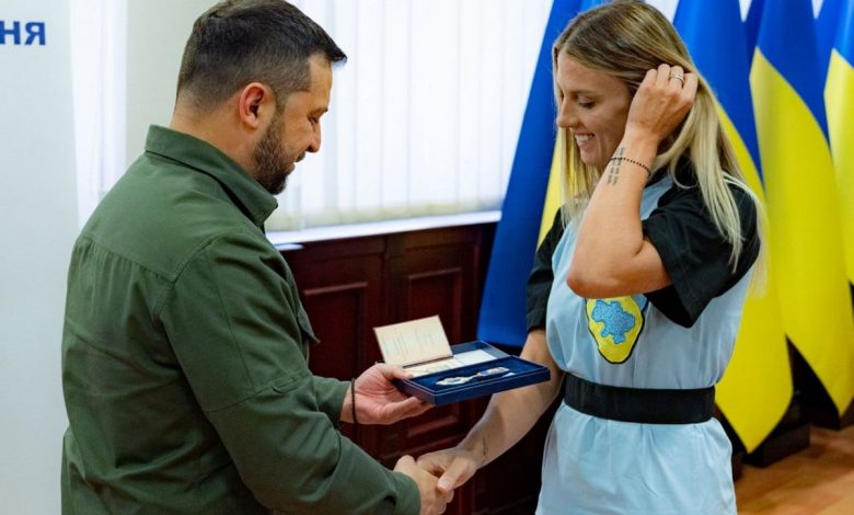 Володимир Зеленський нагороджує Ольгу Харлан