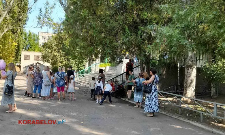 Біля школи в Корабельному районі