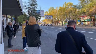 Люди на зупинці в Корабельному районі
