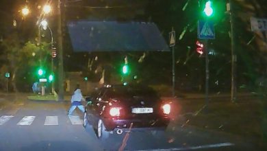 У Миколаєві водій ледь не збив підлітків, які повільно переходили дорогу