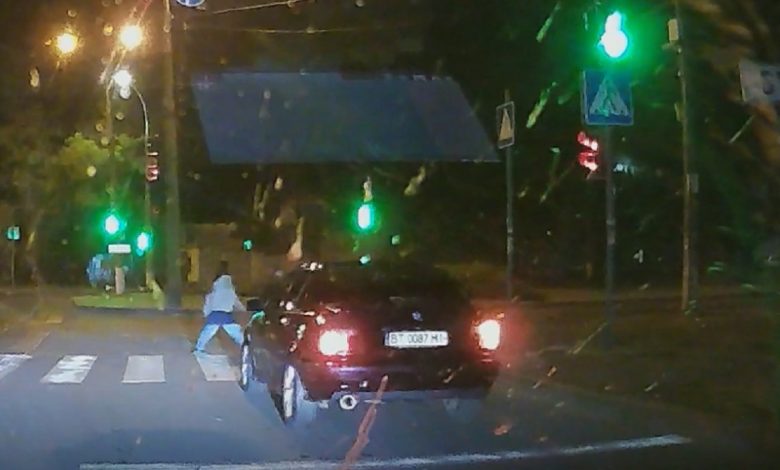 У Миколаєві водій ледь не збив підлітків, які повільно переходили дорогу