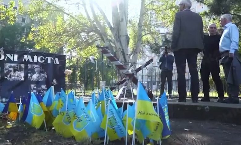 Біля Миколаївської ОВА: прапорці на пам'ять про загиблих воїнів ЗСУ