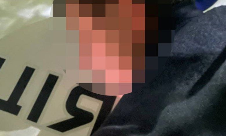 У Миколаєві чоловік «вскрив» припаркований у дворі Renault і заліз у авто