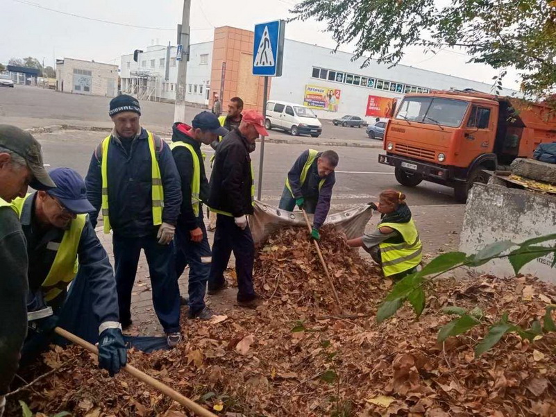 Прибирання опалого листя в Корабельному районі