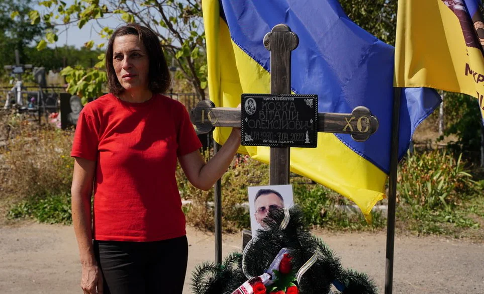 Тетяна Козка у могили чоловіка