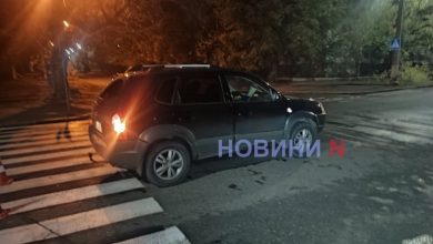 В Николаеве кроссовер Hyundai сбил женщину с собачкой, которая переходила улицу