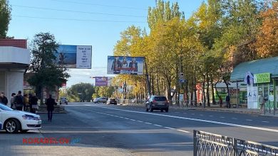 На зупинках - багато людей в очікуванні маршруток