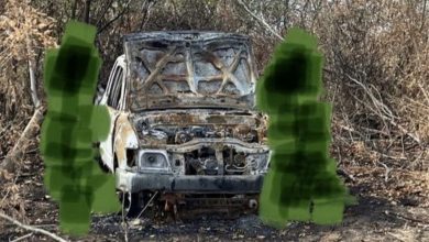 пошкоджена від вибуху машина бійців