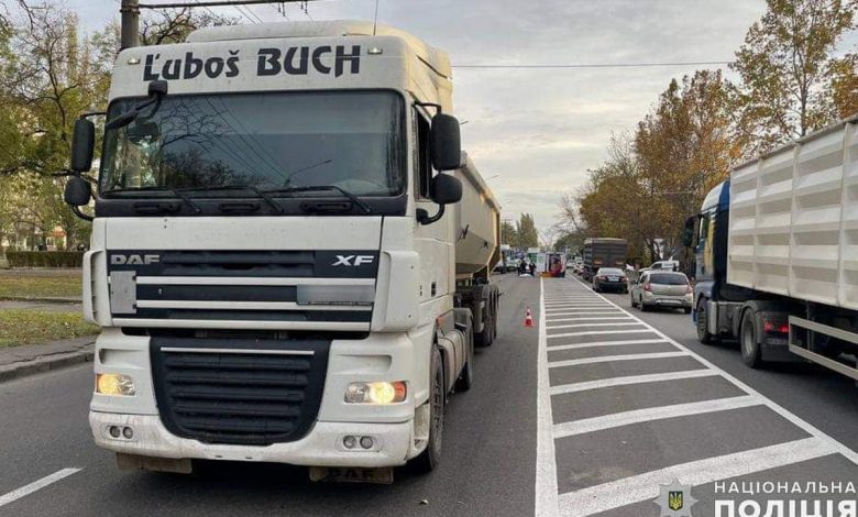 У Миколаєві фура на смерть збила чоловіка