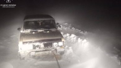 Машина застрягла в снігу на Миколаївщині