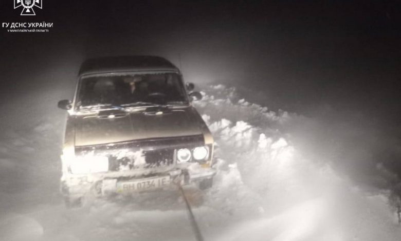 Машина застрягла в снігу на Миколаївщині