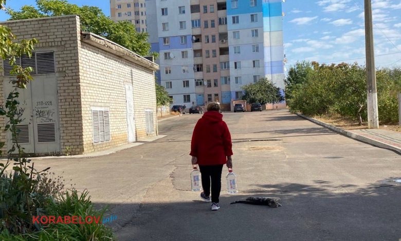 в Корабельному районі запасаються водою