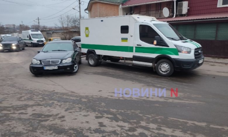Mercedes та інкасаторський автомобіль зіткнулися біля банку у Миколаєві
