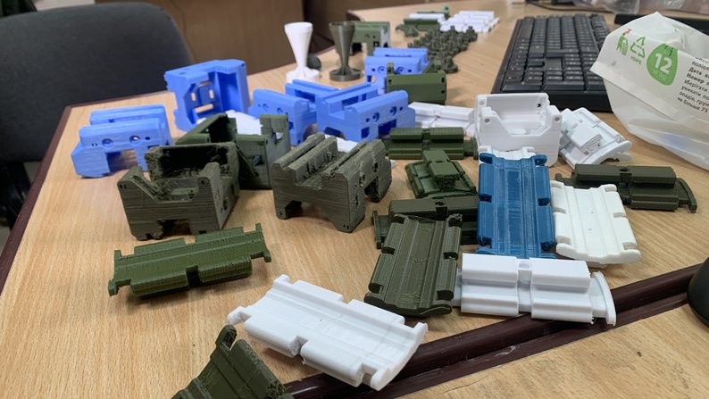 Деталі зроблені на 3-Д принтері. Фото: Богдана Будулуца/Суспільне Миколаїв