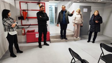 міністр освіти Оксен Лісовий (другий зліва) під час візиту на Миколаївщину