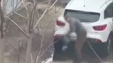 Чоловік мив автівку очищеною водою