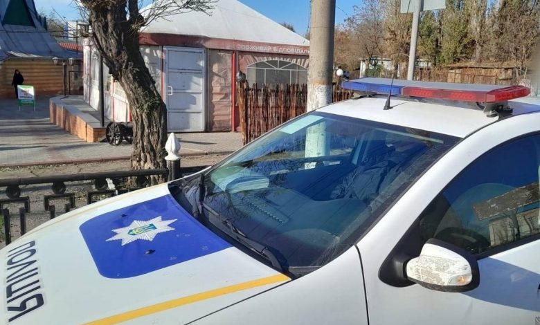 Поліція біля генделика "Чернігівське" на ринку "Коралл"